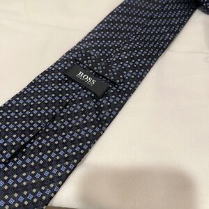 Hugo Boss Tie NWOT Blue Geometric Check Silk made in Italy